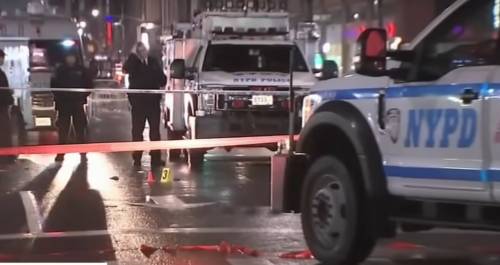 Colpi di machete contro tre agenti: a New York torna l'incubo terrorismo
